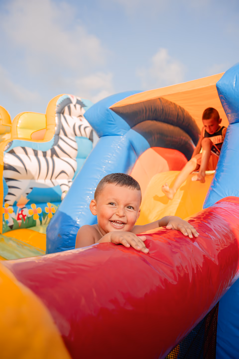 Bambini durante un evento Happy Island in piazza