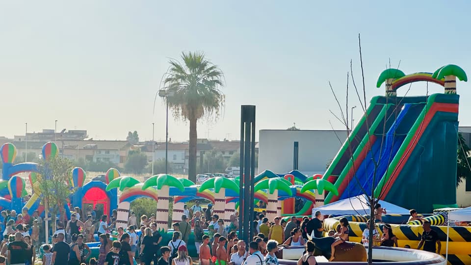 Evento Happy Island al Parco Sergio Atzeni di Quartucciu: scivolo gonfiabile, gonfiabili e folla di partecipanti