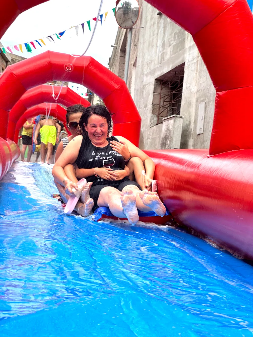 Adulti durante un evento Happy Island in piazza