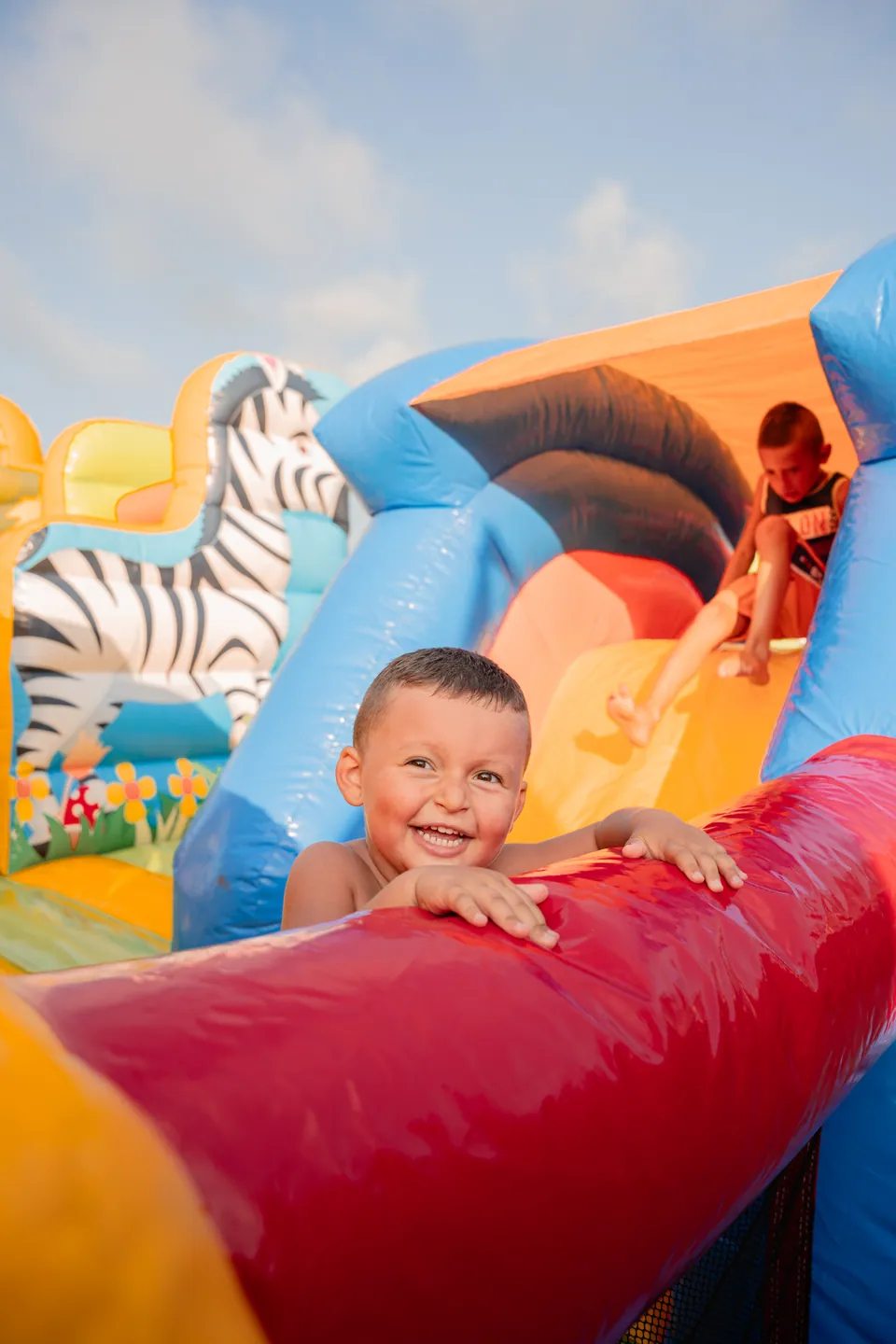 Bambini durante un evento Happy Island in piazza