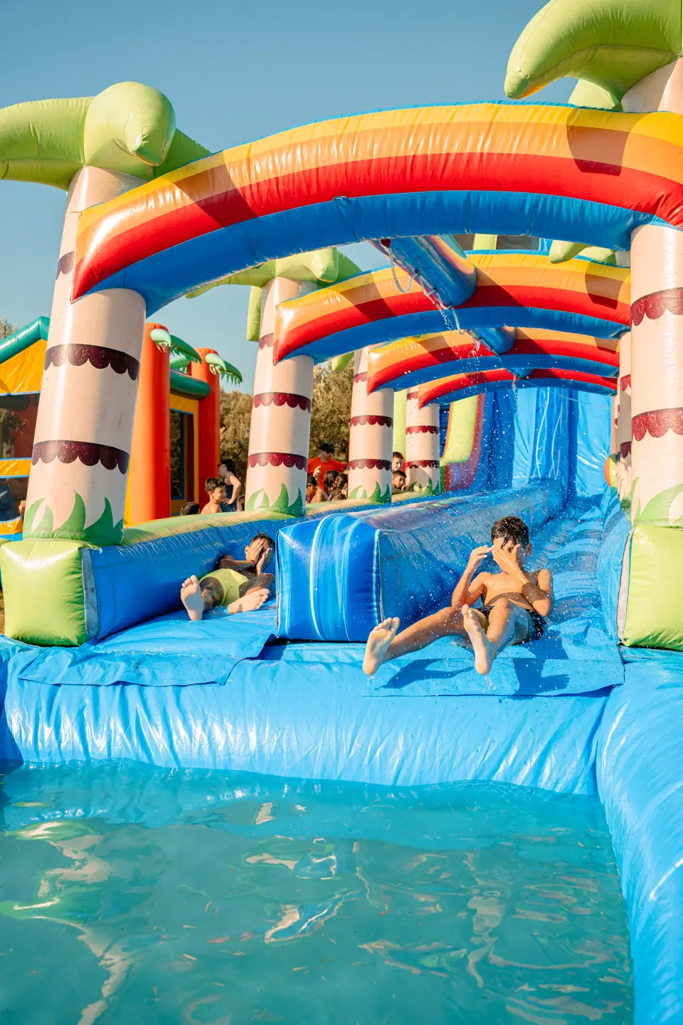 Ragazzi durante un evento Happy Island in piazza