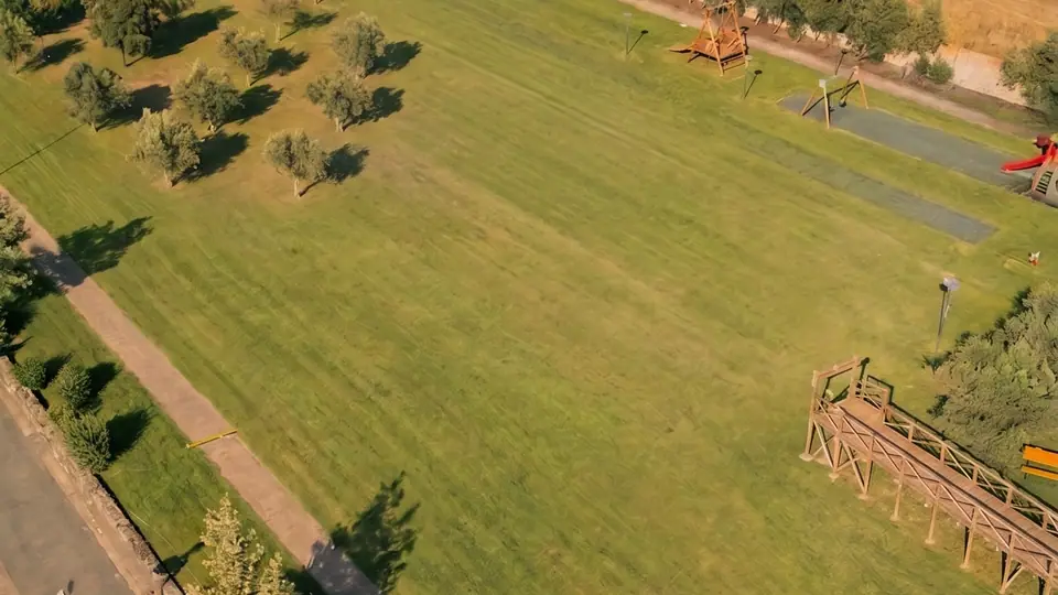 Vista dall'alto di un campo erboso vuoto prima dell'allestimento di un evento Happy Island