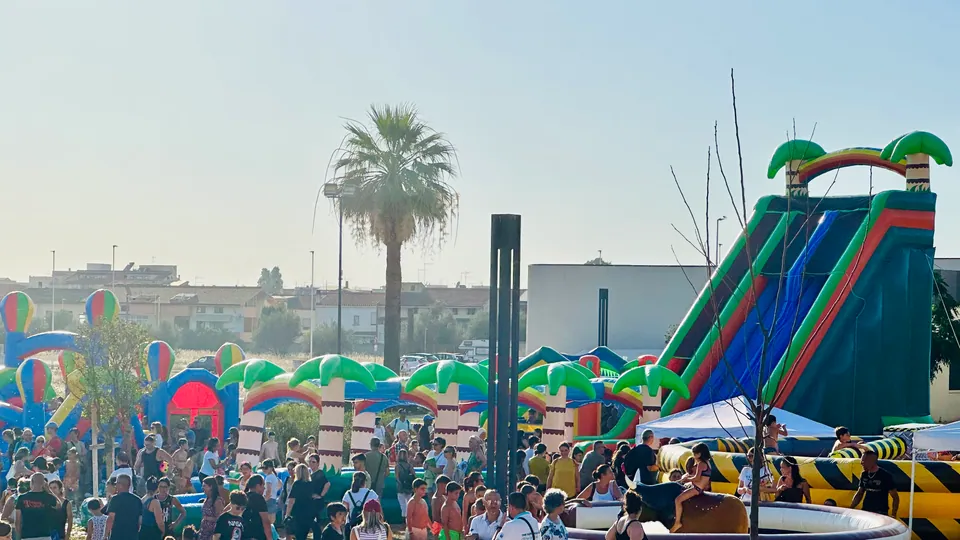 Evento Happy Island al Parco Sergio Atzeni di Quartucciu: scivolo gonfiabile, gonfiabili e folla di partecipanti